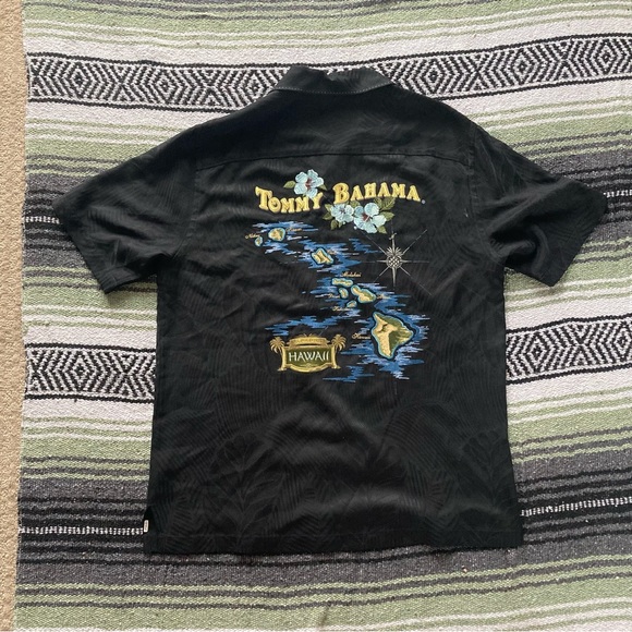 Silk Tommy Bahama Hawaiian shirt with Hawaii Islands embroidered on the back - Picture 1 of 9